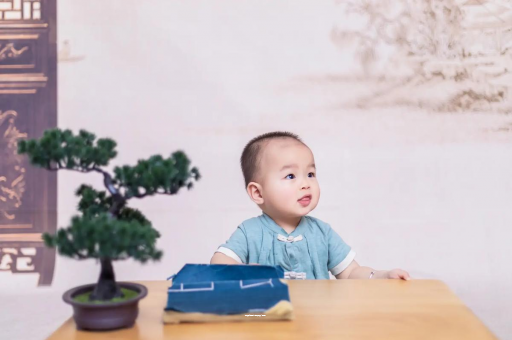 承德怀孕肚子中间凹两边凸